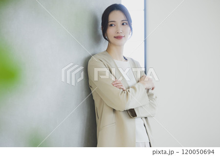 スーツを着た若い女性　 120050694