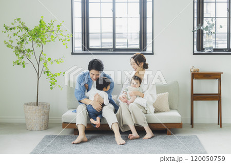 若い家族、親子、子ども、リビング 若い家族、親子、子ども、リビング 120050759