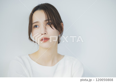 白いブラウスの女性　　 120050808