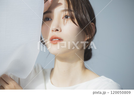 白いブラウスの女性　　 120050809