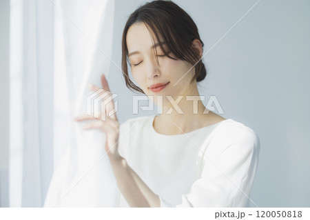 白いブラウスの女性 白いブラウスの女性 120050818