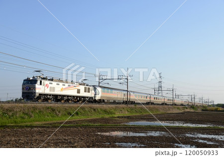 東北本線を走る寝台特急カシオペア号 120050933