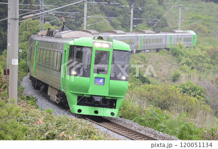 江差線を走る特急スーパー白鳥号 120051134