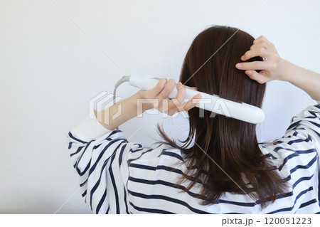 ストレートアイロンを使う女性 120051223