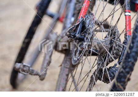 泥で汚れた自転車 120051287