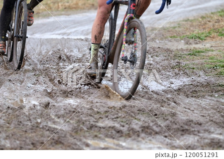 雨の日の自転車レース 120051291