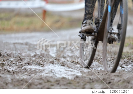 雨の日の自転車レース 120051294
