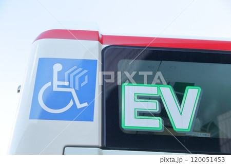 EVバスと車椅子マーク 120051453