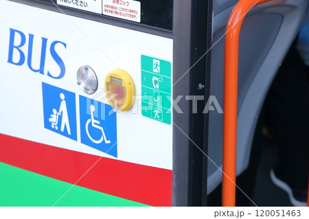 EVバスの乗車口 120051463