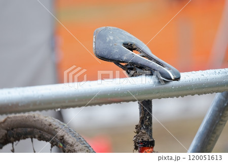 汚れた自転車のサドル 120051613