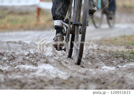 雨の日の自転車レース 120051615