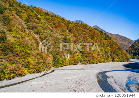 【静岡県】紅葉が美しい畑薙湖　畑薙大吊橋から眺める上流部 120051944
