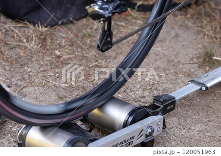 自転車競技のウォーミングアップ、トレーニング器具（ハイブリッドローラー式 サイクルトレーナー）  120051963