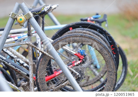 泥で汚れた自転車 120051965