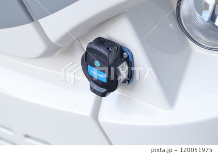 自動運転バスの充電口 自動運転バスの充電口 120051975
