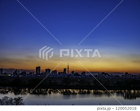 ブルーアワーの江戸川とスカイツリーと富士山 120052018