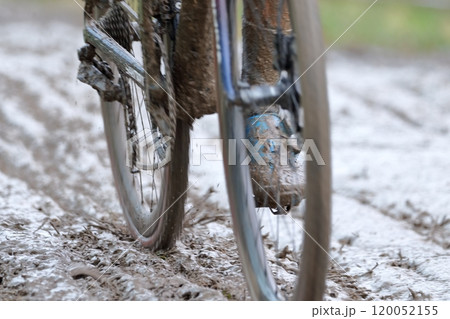 雨の日の自転車レース 120052155