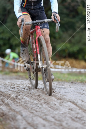 雨の日の自転車レース 120052172
