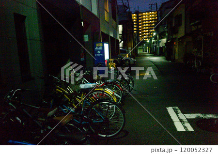 雨上がりの夜の住宅街情景 雨上がりの夜の住宅街情景 120052327