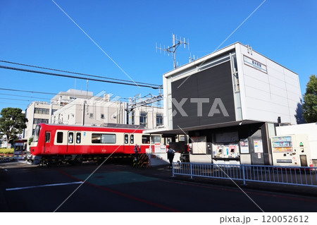 京浜急行電鉄大師線 鈴木町駅に到着する電車 京浜急行電鉄大師線 鈴木町駅に到着する電車 120052612