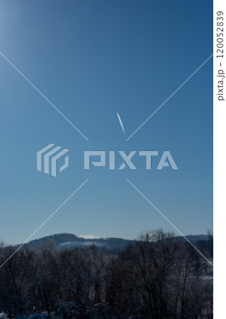 冬の太陽と飛行機雲 120052839