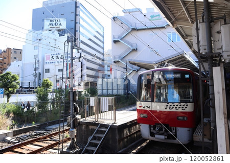 京急川崎駅のホームに停車する大師線の電車 京急川崎駅のホームに停車する大師線の電車 120052861