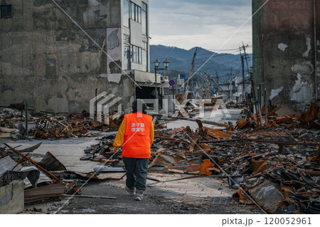 令和6年能登半島地震 迷子猫捜査中の女性 120052961