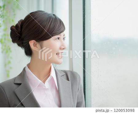 オフィスの窓で思案する女性 120053098