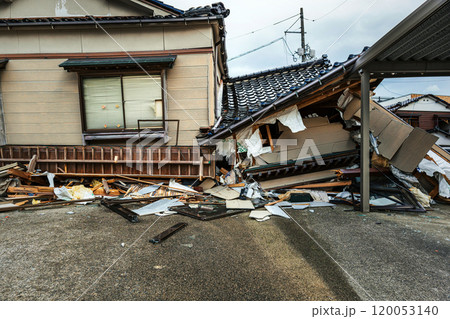 令和6年能登半島地震 倒壊した家屋 120053140