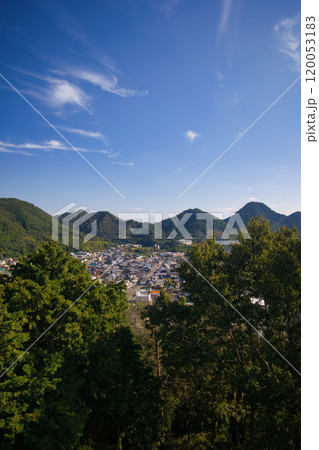 岐阜県美濃市の小倉山城跡から眺めた都市景観 岐阜県美濃市の小倉山城跡から眺めた都市景観 120053183