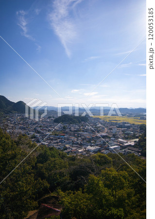 岐阜県美濃市の小倉山城跡から眺めた都市景観 120053185