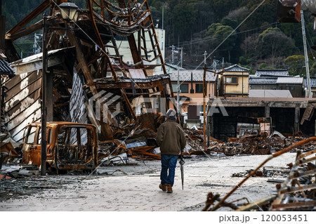 令和6年能登半島地震 焦土と化した輪島の町並み 120053451