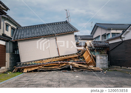 令和6年能登半島地震 倒壊した住宅 令和6年能登半島地震 倒壊した住宅 120053858