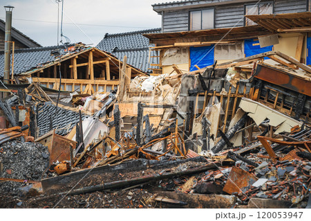 令和6年能登半島地震 焦土と化した輪島の町並み 120053947