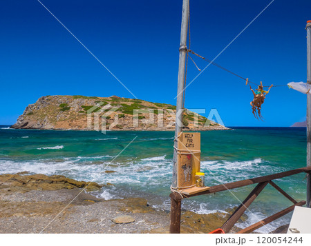 漁村の海辺から荒海の向こうのミノア文明遺跡の残る島を望む (ギリシャ、クレタ島、モクロス) 120054244