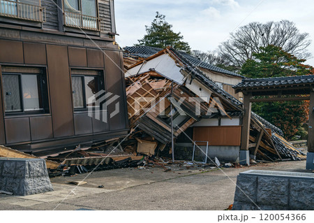 令和6年能登半島地震 倒壊した家屋 120054366