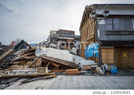 能登半島地震 倒壊した家屋 120054691