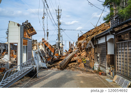 能登半島地震 倒壊した家屋 120054692