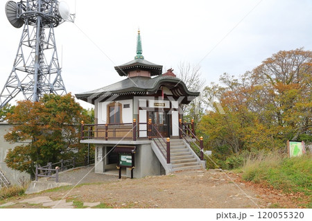 藻岩山山頂にある「藻岩観音奥之院」　 120055320