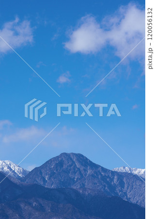 安曇野市三郷明盛付近から望む晩冬の有明山 安曇野市三郷明盛付近から望む晩冬の有明山 120056132