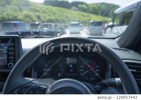 駐車場に停まっている時の景色　(写真素材) 120057442