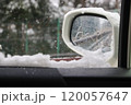 雪の降る日、車の中から見る風景。 120057647