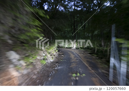 山道を車で疾走するイメージ　(写真素材) 120057660