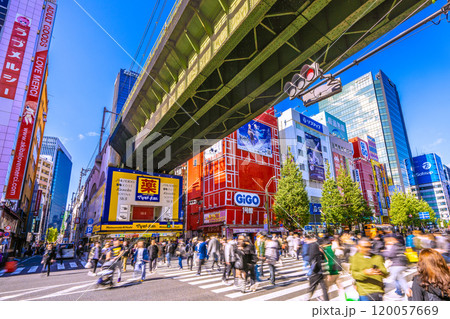日本の東京都市景観 外国人観光客らで賑わう秋葉原。ほどんどが外国人…マ姿は高齢日本人の闇…=9日 日本の東京都市景観 外国人観光客らで賑わう秋葉原。ほどんどが外国人…マ姿は高齢日本人の闇…=9日 120057669