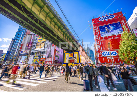 日本の東京都市景観 11月。インバウンド続く…脅威の人流…外国人観光客らで賑わう秋葉原＝9日 120057670