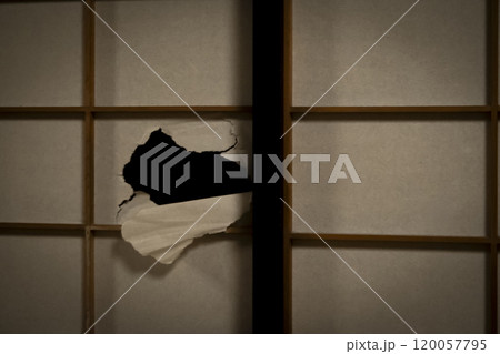 古びた障子のイメージ　(写真素材) 120057795