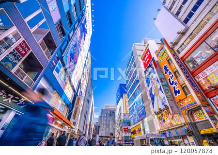 日本の東京都市景観 11月。インバウンド続く…外国人観光客らで賑わう秋葉原駅前＝9日 120057878