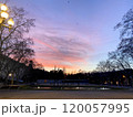 美しい夕焼けと噴水のある公園 120057995