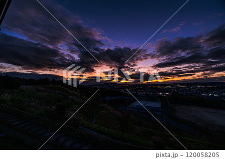 京都府最南端木津川市城山台城跡からの眺望　日没から夜景まで　黄金色から赤紫濃紺へと続く夕焼け空④ 120058205