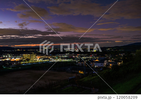 京都府最南端木津川市城山台城跡からの眺望　日没から夜景まで　JR木津駅と京都市方向の街灯り 120058209